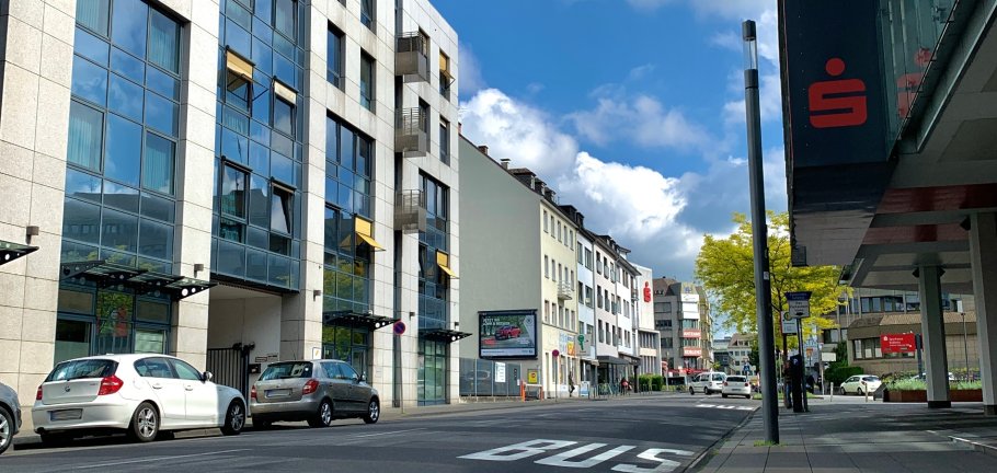 Bahnhofstraße Das Foto zeigt die Bahnhofstraße in Koblenz auf Höhe der Kreuzung Rizzastraße/Bahnhoftsraße. rechts das Hauptgebäude der Sparkasse Koblenz.