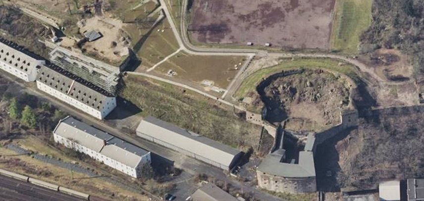 Luftbild der Feste Franz: im Vordergrund der Kehlturm, dahinter das halbrunde Reduit. Ganz links die Poterne und dazwischen der Kommunikationsgang.