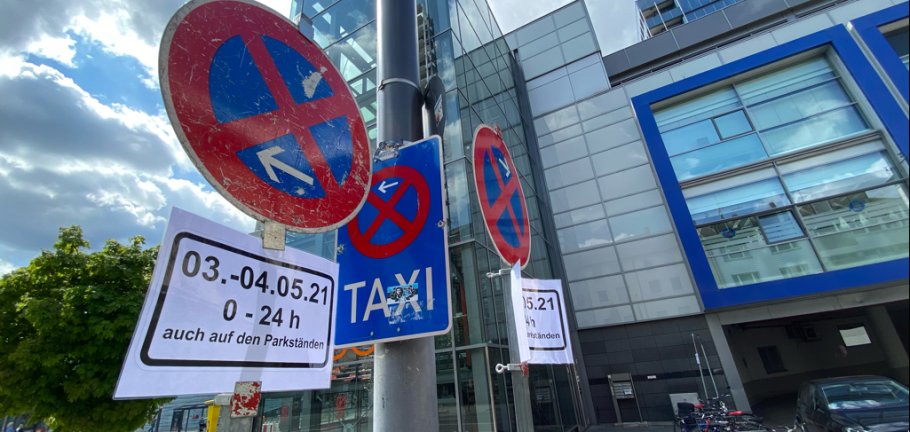 Autokran Casinostraße Das Bild zeigt ein Haltverbotsschild auf dem Platz vor dem Schängel-Center in Koblenz.