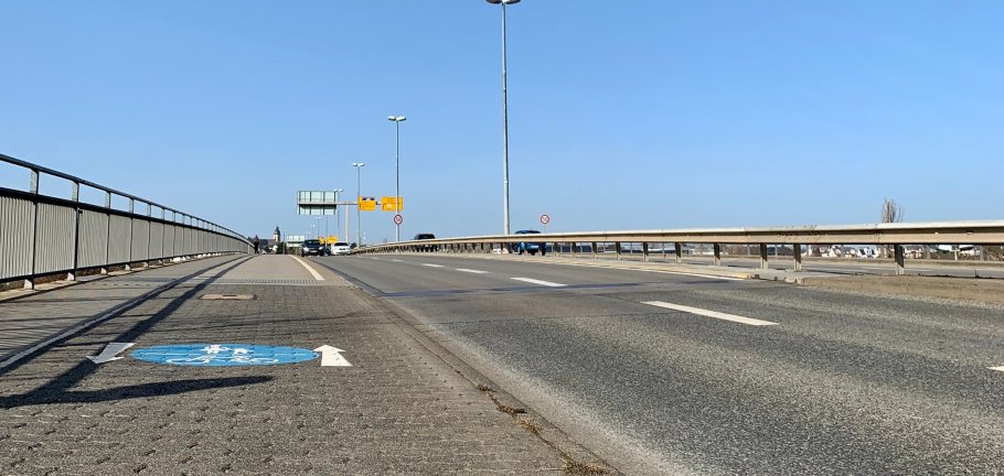 Kurt-schumacher-Brücke Das Bild zeigt die Fahrspuren Kurt-Schumacher-Brücke .