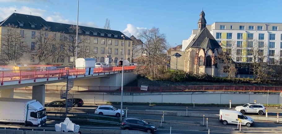 Auf dem Foto sieht man das Überführungsbauwerk der Mayener Straße, auf der gebaut wird.