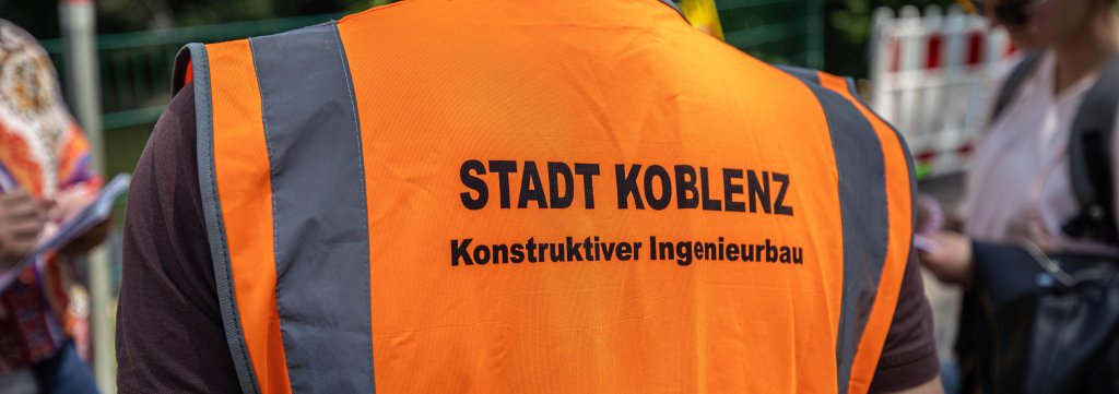 Eine Person trägt eine Warnweste. Eine Person trägt eine Warnweste.