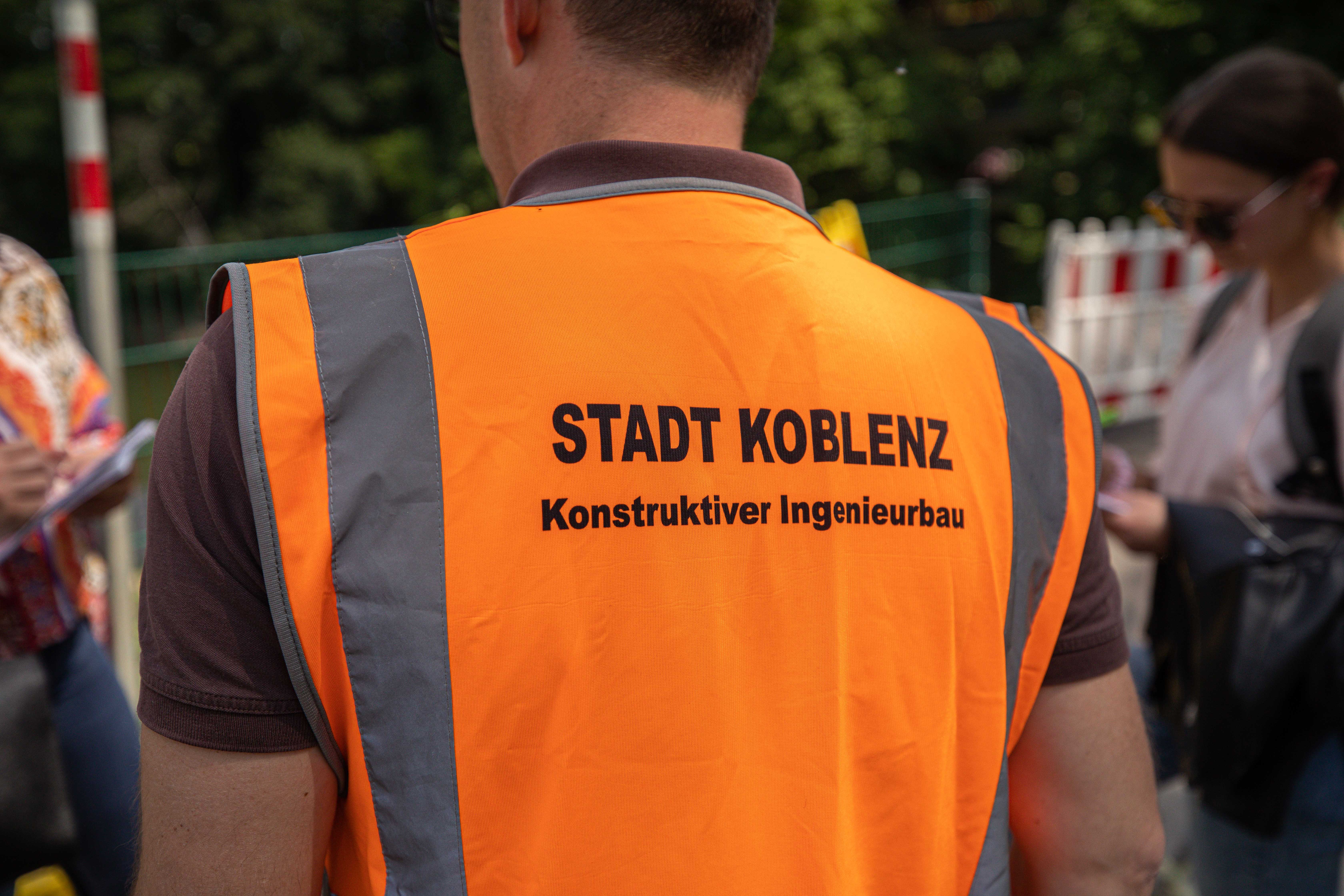 Eine Person trägt eine Warnweste. Eine Person trägt eine Warnweste.