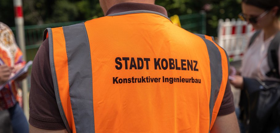 Eine Person trägt eine Warnweste. Eine Person trägt eine Warnweste.