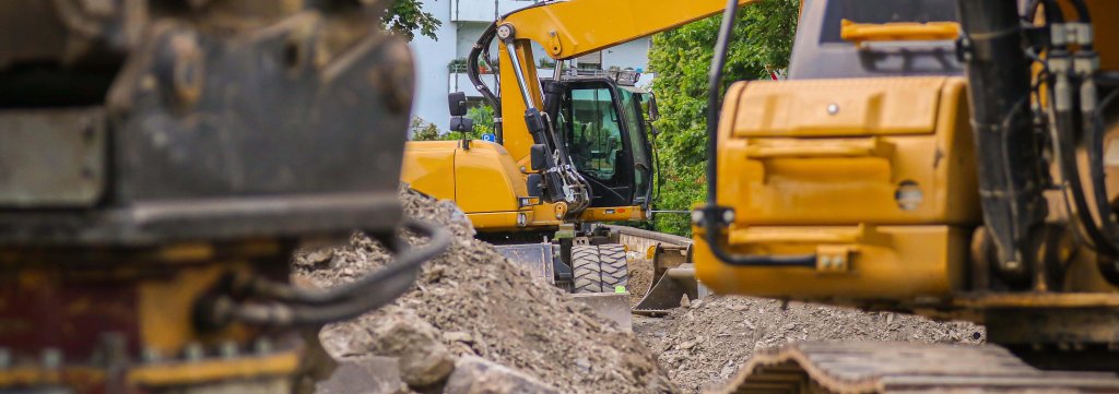 Ein Bagger steht auf einer Baustelle. Ein Bagger steht auf einer Baustelle.