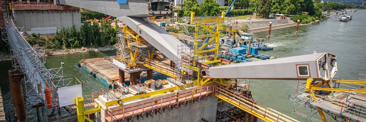 Die Baustelle für den Neubau der Pfaffendorfer Brücke im Rhein.