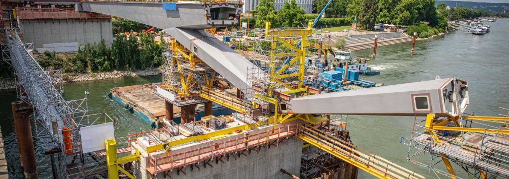 Die Baustelle für den Neubau der Pfaffendorfer Brücke im Rhein. Die Baustelle für den Neubau der Pfaffendorfer Brücke im Rhein.