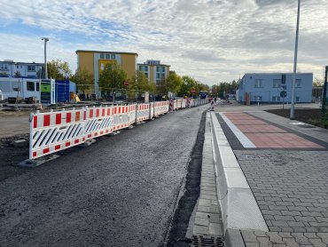 Man erkennt bereits die ersten Ansätze der neuen Bushaltestelle. Ausbau der Pastor-Klein und Peter-Klöckner-Straße