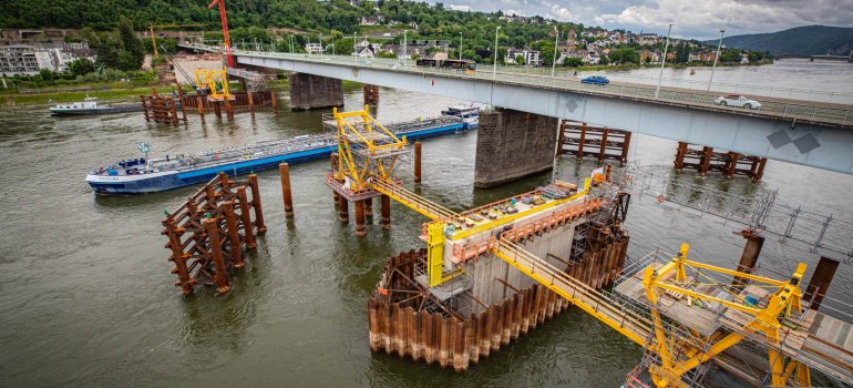 Eine Brückenbaustelle am Rhein aus der Vogelperspektive.