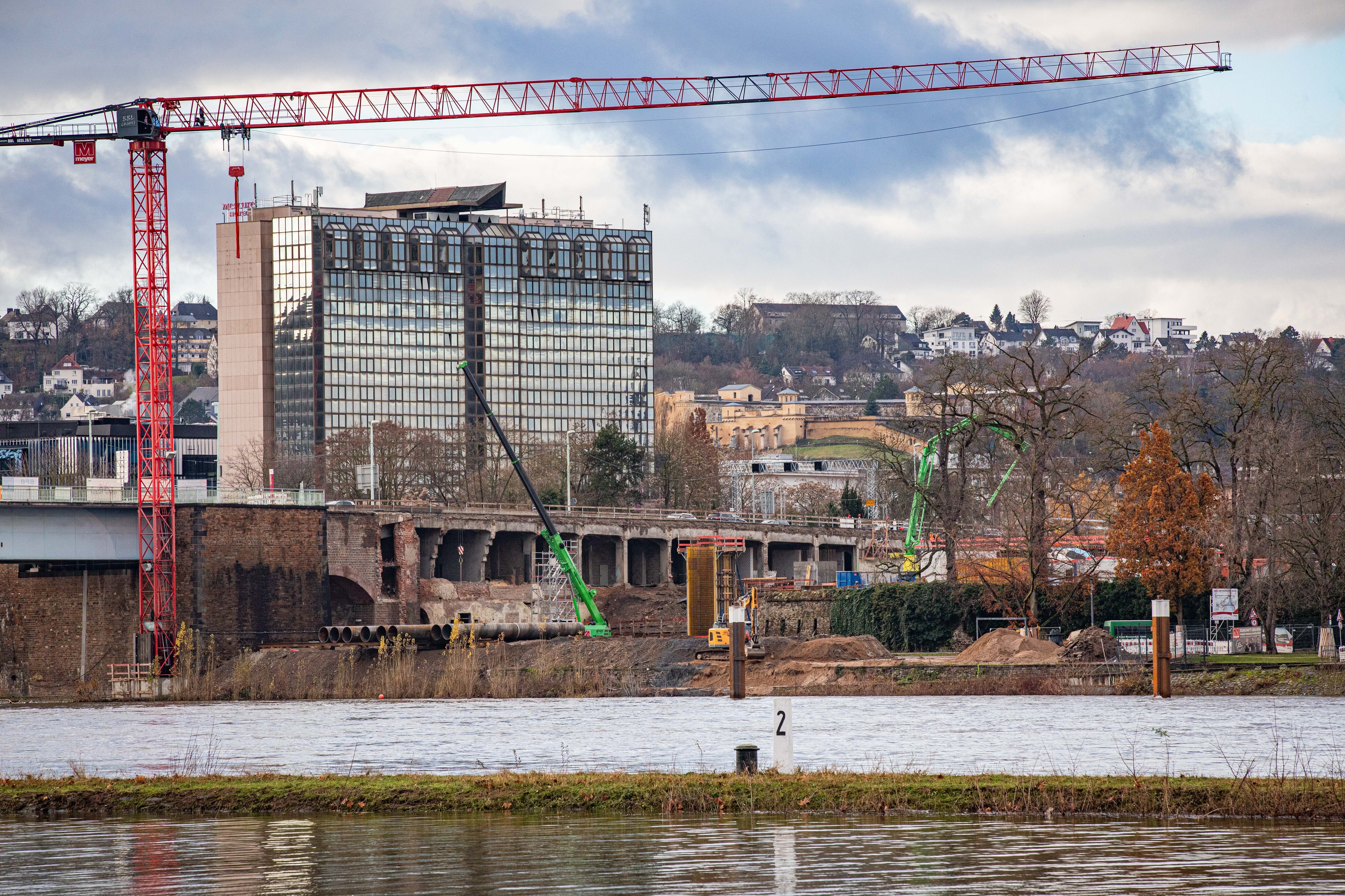 Baustelle der Pfaffendorfer Brücke auf der Schlossseite fotografiert von Ehrenbreitstein aus.