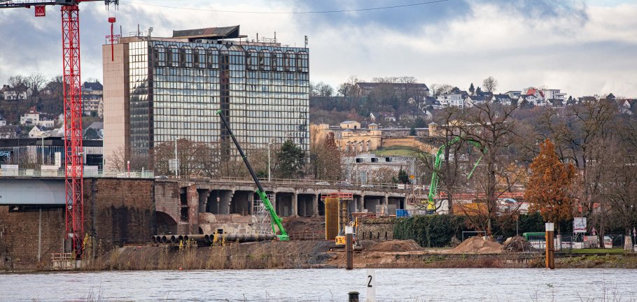 Baustelle der Pfaffendorfer Brücke auf der Schlossseite fotografiert von Ehrenbreitstein aus. Baustelle der Pfaffendorfer Brücke auf der Schlossseite fotografiert von Ehrenbreitstein aus.
