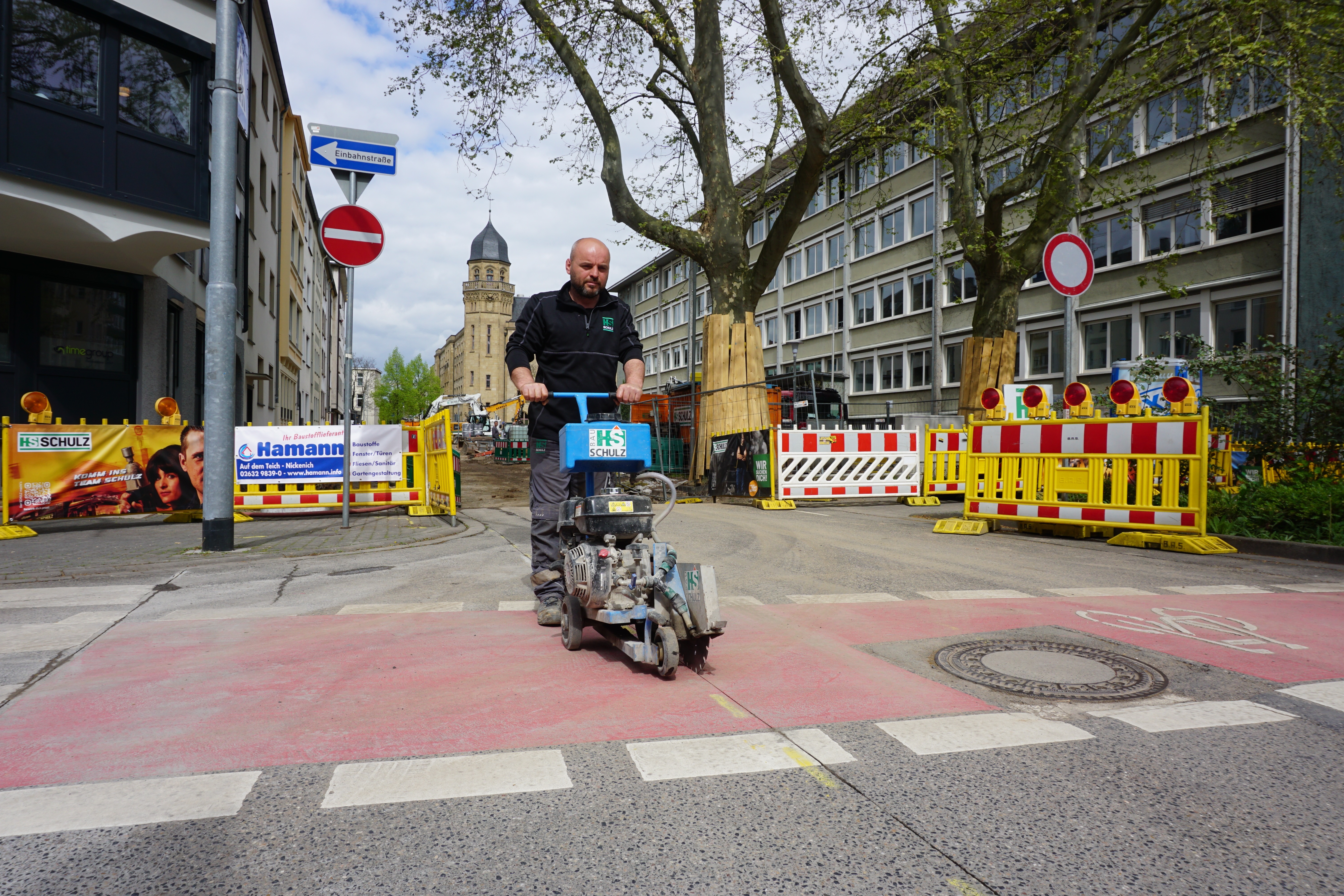Afrim Paplekaj, Mitarbeiter der ausführenden Baufirma HS Schulz, bereitet mit dem Fugenschneider die Anschlussarbeiten in der Rizzastraße vor. Die Kreuzung Südallee wird ab Samstag für drei Wochen voll gesperrt.