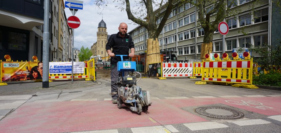 Afrim Paplekaj, Mitarbeiter der ausführenden Baufirma HS Schulz, bereitet mit dem Fugenschneider die Anschlussarbeiten in der Rizzastraße vor. Die Kreuzung Südallee wird ab Samstag für drei Wochen voll gesperrt. Afrim Paplekaj, Mitarbeiter der ausführenden Baufirma HS Schulz, bereitet mit dem Fugenschneider die Anschlussarbeiten in der Rizzastraße vor. Die Kreuzung Südallee wird ab Samstag für drei Wochen voll gesperrt.
