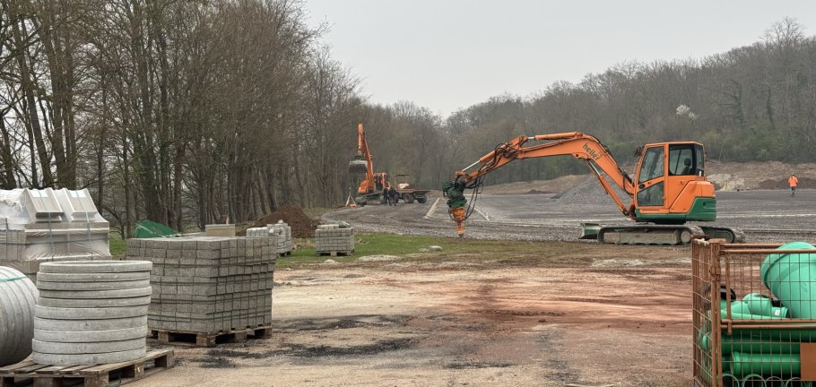 Die Bauarbeiten des ersten Bauabschnittes zum Neubau der Außenanlagen der Schmitzers Wiese verlaufen nach Zeitplan. Die Bauarbeiten des ersten Bauabschnittes zum Neubau der Außenanlagen der Schmitzers Wiese verlaufen nach Zeitplan.