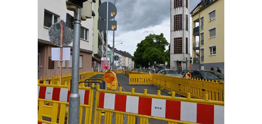 Farbige Sperren sichern eine Baustelle ab.