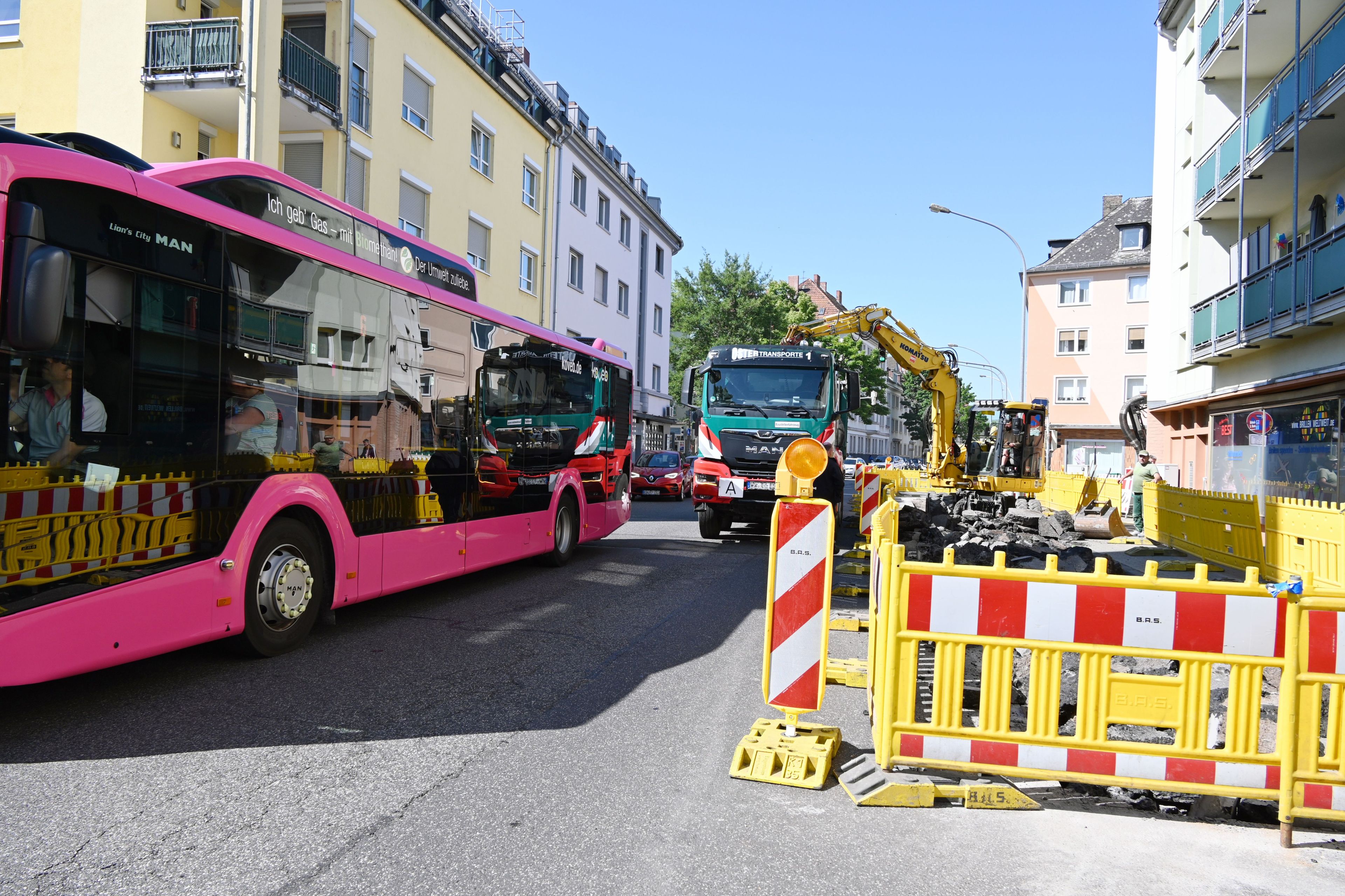 Eine Baustelle engt die Verkehrsflächen ein.