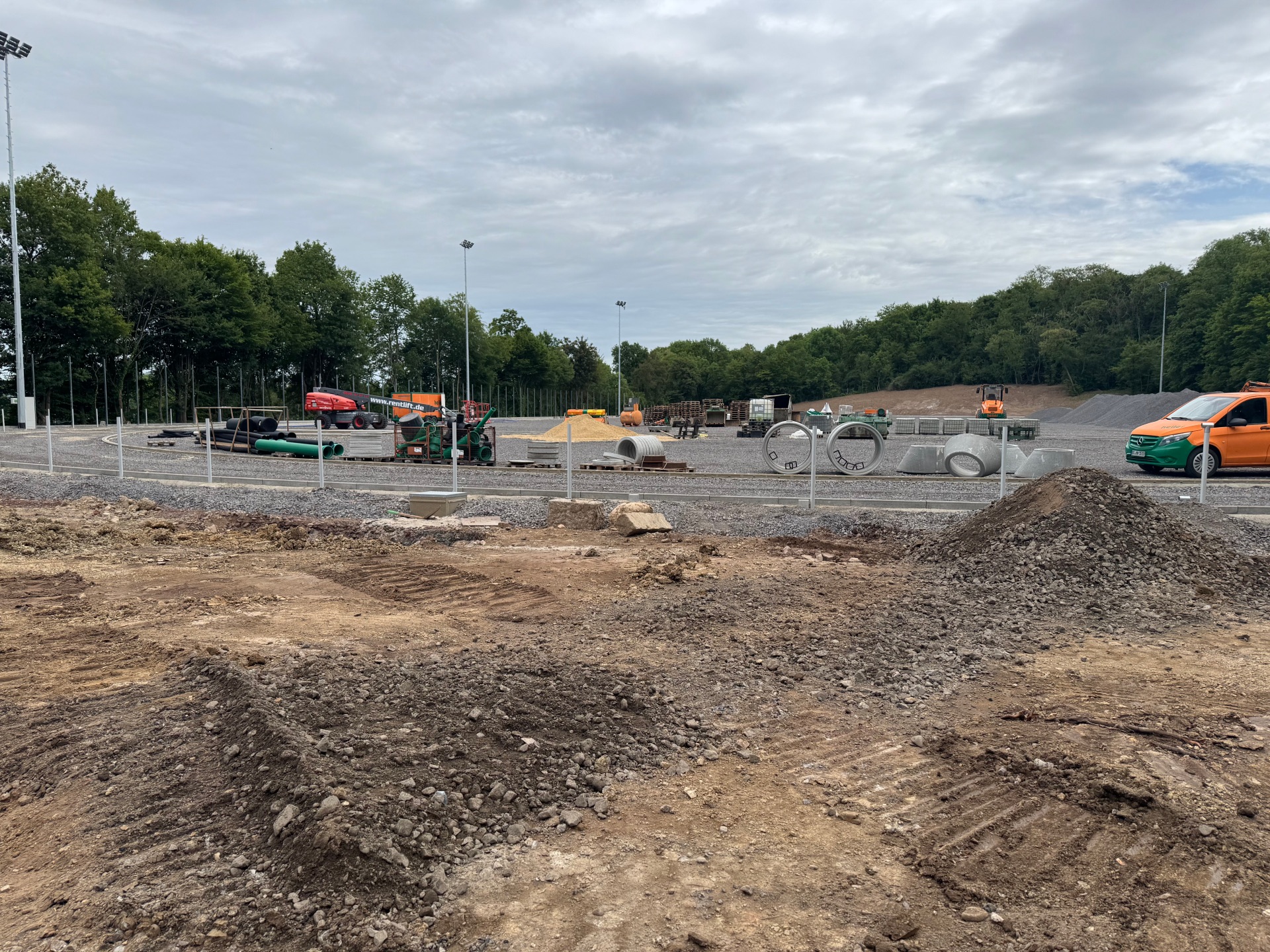 Die Außenanlagen der Schmitzers Wiese sollen bereits im Oktober fertig ausgebaut sein. Die Außenanlagen der Schmitzers Wiese sollen bereits im Oktober fertig ausgebaut sein.
