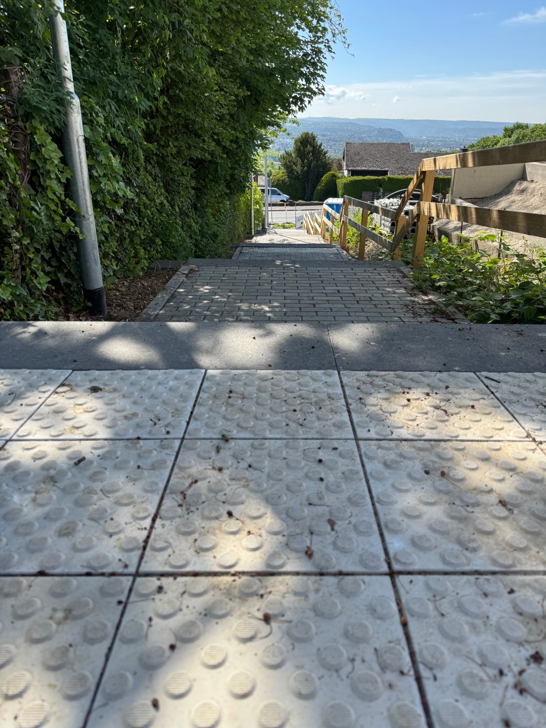 Die Treppenanlagen auf der Karthause in der Simmerner Straße werden erneuert. Eine neue Treppenanlage ist zu sehen.