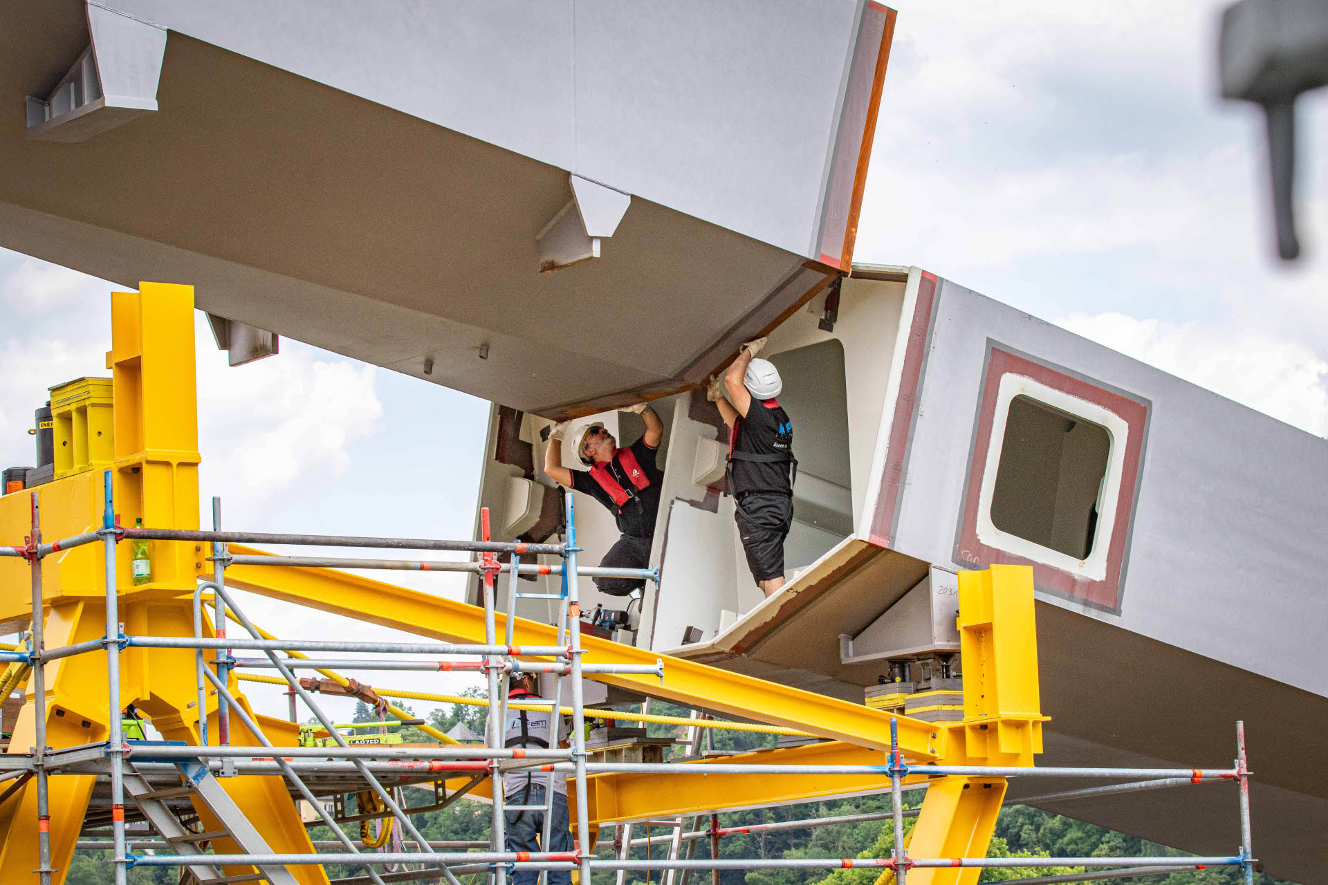 Beim passgenauen Einheben des neuen Stahlbauteils war Millimeterarbeit angesagt. Beim passgenauen Einheben des neuen Stahlbauteils war Millimeterarbeit angesagt.