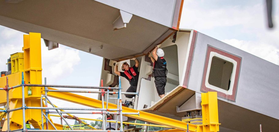 Beim passgenauen Einheben des neuen Stahlbauteils war Millimeterarbeit angesagt. Beim passgenauen Einheben des neuen Stahlbauteils war Millimeterarbeit angesagt.