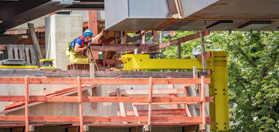 Beim passgenauen Einheben des neuen Stahlbauteils war Millimeterarbeit angesagt. Beim passgenauen Einheben des neuen Stahlbauteils war Millimeterarbeit angesagt.