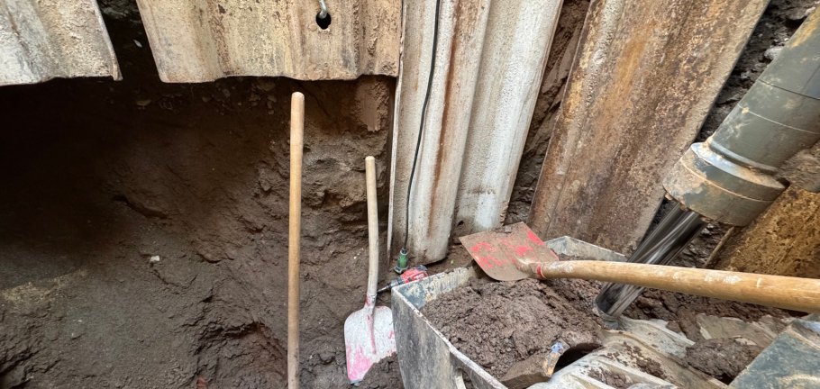 Die Hausanschlüsse werden derzeit in unterirdischer Stollenbauweise erneuert.  Die Hausanschlüsse werden derzeit in unterirdischer Stollenbauweise erneuert.