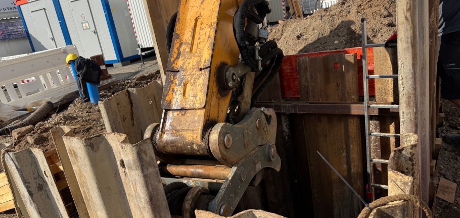 Ein Schacht für die unterirdische Stollenbauweise ist vereinzelt im Baufeld zu sehen.  Ein Schacht für die unterirdische Stollenbauweise ist vereinzelt im Baufeld zu sehen.