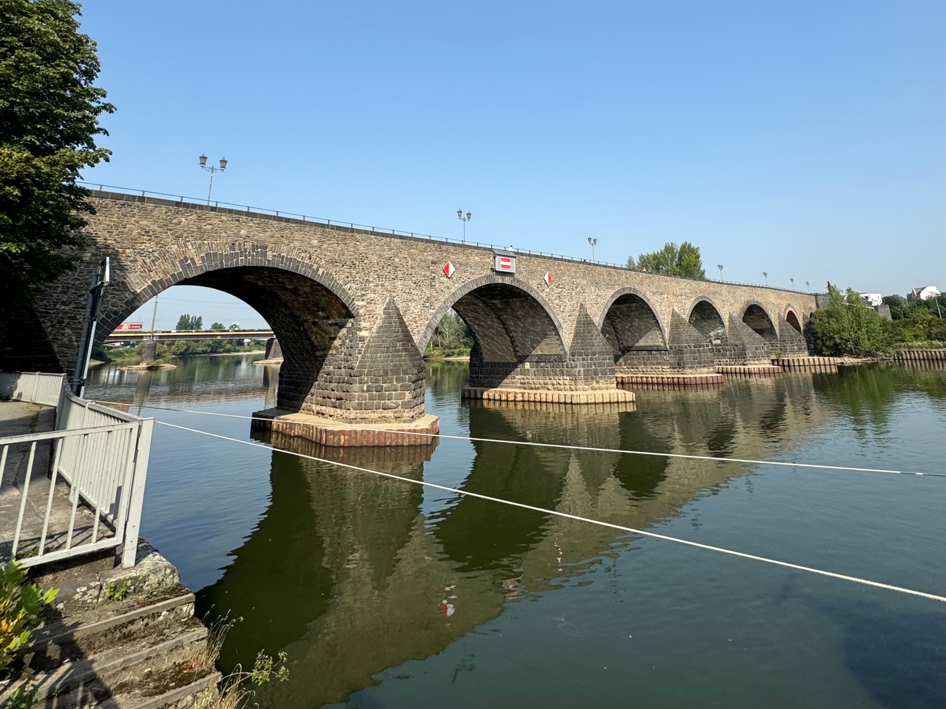 An der Balduinbrücke muss unter Teilsperrung unter anderem die Brückenkappe, das ist der Bereich auf dem Geh- und Radweg verlaufen, verankert werden. An der Balduinbrücke muss unter Teilsperrung unter anderem die Brückenkappe, das ist der Bereich auf dem Geh- und Radweg verlaufen, verankert werden.