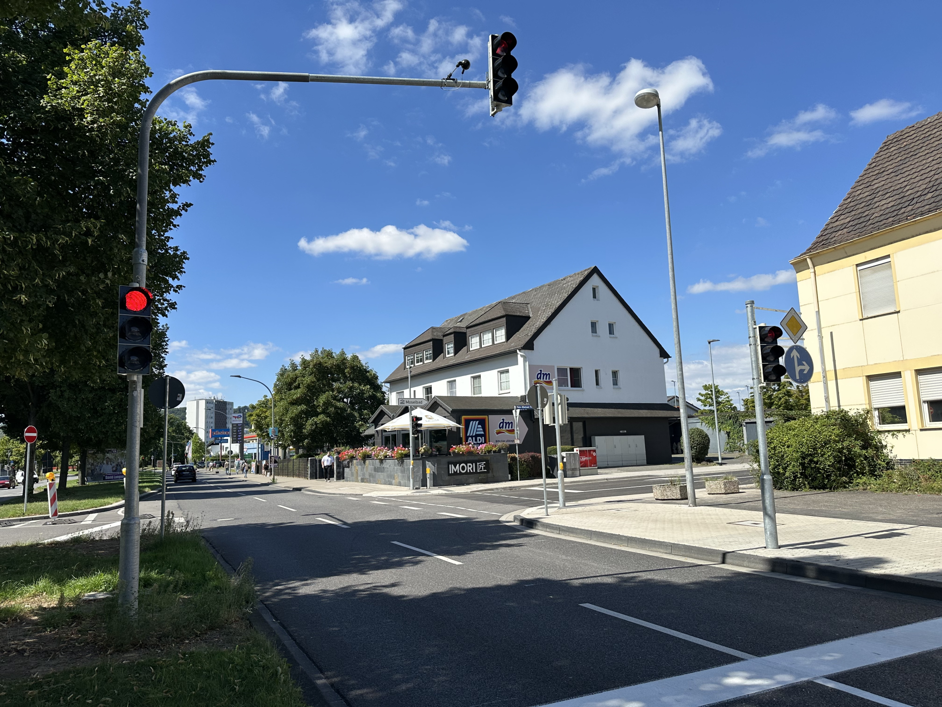 Die neue Ampel am Kreuzungsbereich Peter-Klöckner-Straße/ Schlachthofstraße wird zukünftig den Verkehr regeln. Die neue Ampel am Kreuzungsbereich Peter-Klöckner-Straße/ Schlachthofstraße wird zukünftig den Verkehr regeln.