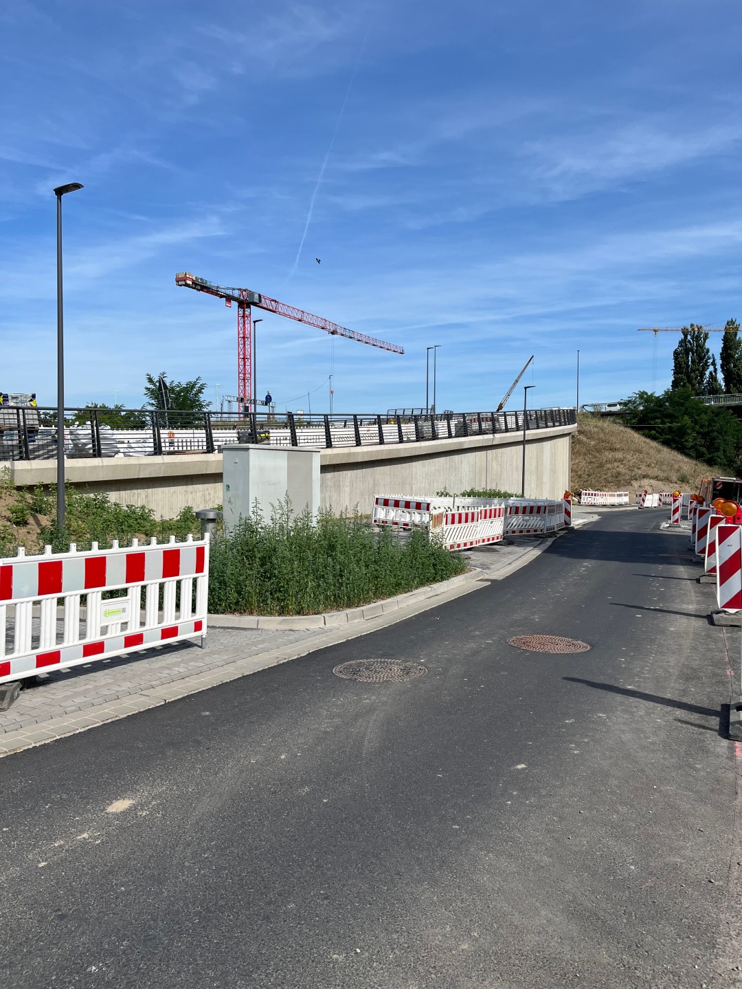 Die Südrampe und die Emser Straße erhalten während der Vollsperrung einen neuen Fahrbahnbelag. Die Südrampe wird als erstes Teilbauwerk der neuen Pfaffendorfer Brücke im September 2025 fertiggestellt. Die Südrampe und die Emser Straße erhalten während der Vollsperrung einen neuen Fahrbahnbelag. Die Südrampe wird als erstes Teilbauwerk der neuen Pfaffendorfer Brücke im September 2025 fertiggestellt.