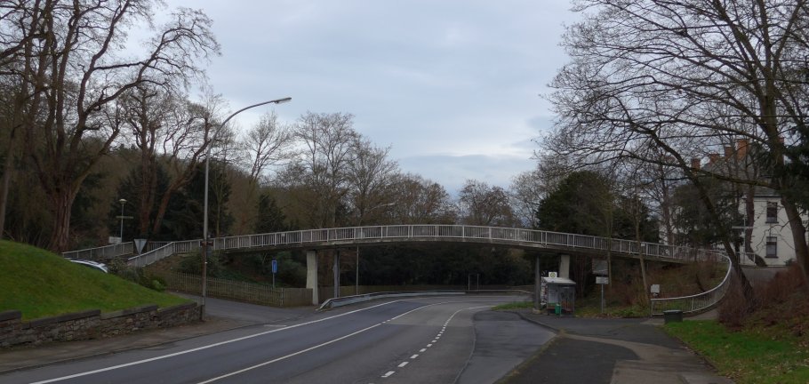 Fußgängerbrücke der Simmerner Straße auf der Karthause. Fußgängerbrücke der Simmerner Straße auf der Karthause.