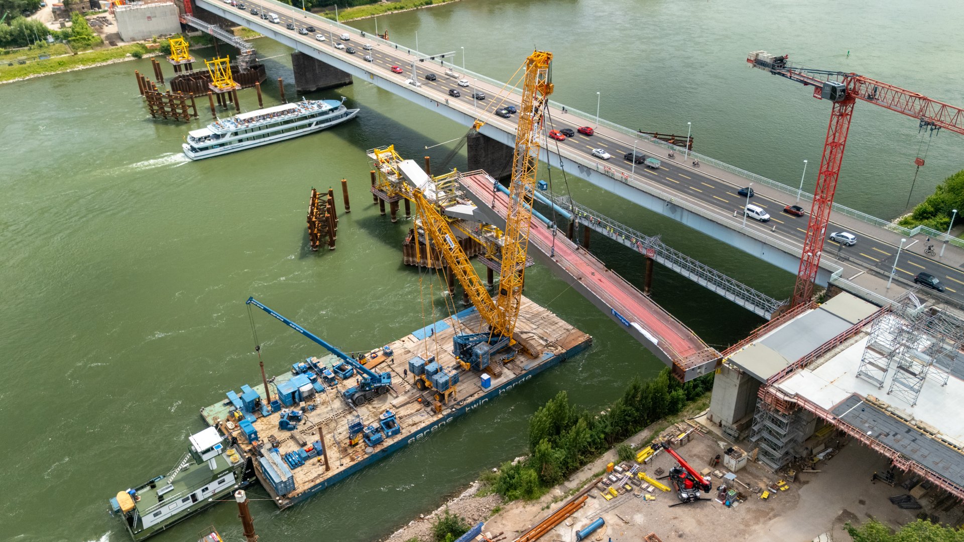 Die ersten Stahlbauteile kamen im Juni 2025 an. Im Oktober folgen die nächsten für den Neubau der Pfaffendorfer Brücke. 