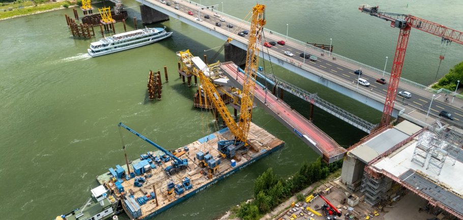 Die ersten Stahlbauteile kamen im Juni 2025 an. Im Oktober folgen die nächsten für den Neubau der Pfaffendorfer Brücke.  Die ersten Stahlbauteile kamen im Juni 2025 an. Im Oktober folgen die nächsten für den Neubau der Pfaffendorfer Brücke.