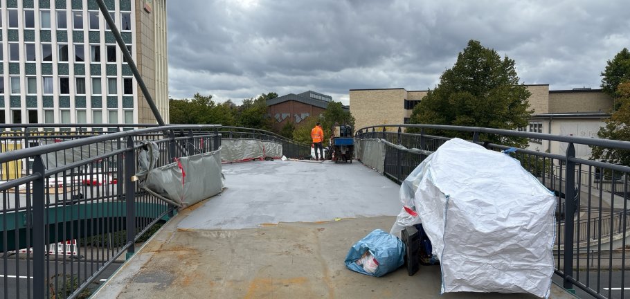 Die Sperrung der Gehwegbeziehung des Fußgängerüberfliegers Moselring dauert an. Die Sperrung der Gehwegbeziehung des Fußgängerüberfliegers Moselring dauert an.