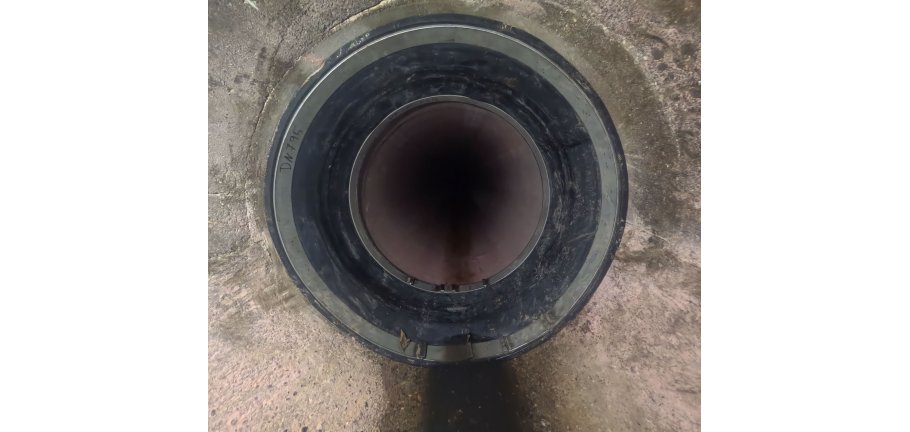 Blick ins Innere eines Abwasserrohres, das mit einem Kunststoffschlauch ausgekleidet ist.