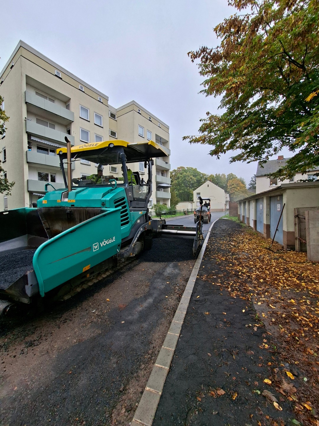 Im zweiten Bauabschnitt wurde die neue Fahrbahndecke Anfang Oktober eingebaut.