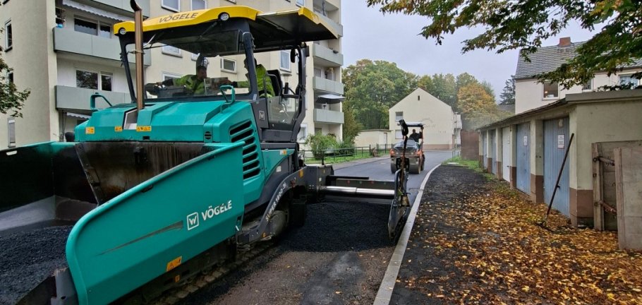 Im zweiten Bauabschnitt wurde die neue Fahrbahndecke Anfang Oktober eingebaut. Im zweiten Bauabschnitt wurde die neue Fahrbahndecke Anfang Oktober eingebaut.