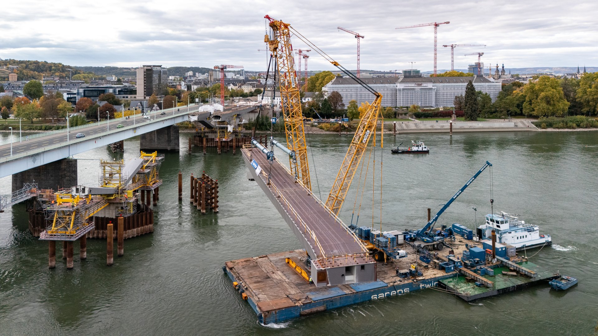 Eine Brückenbaustelle auf dem Rhein aus der Vogelperspektive.
