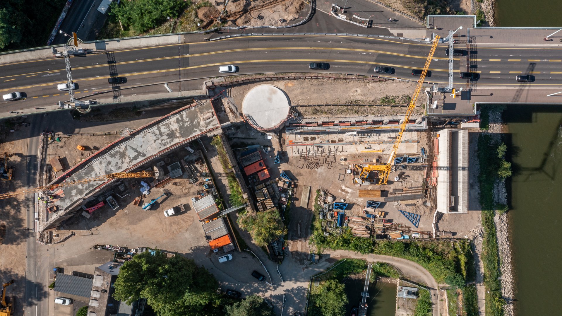 Der Rundturm dient als Auflage für die Auffahrt auf die neue Pfaffendorfer Brücke in paralleler Lage.  Der Rundturm dient als Auflage für die Auffahrt auf die neue Pfaffendorfer Brücke in paralleler Lage.