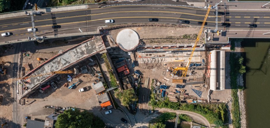 Der Rundturm dient als Auflage für die Auffahrt auf die neue Pfaffendorfer Brücke in paralleler Lage. 