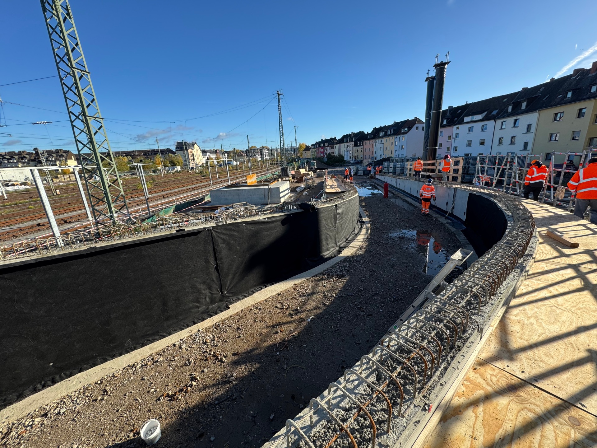Die neue Rampe wird barrierefrei ausgebaut mit verschiedenen Steigungsgraden und Ruhepodesten. 