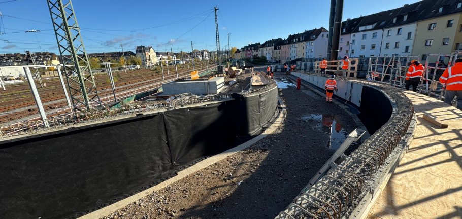 Die neue Rampe wird barrierefrei ausgebaut mit verschiedenen Steigungsgraden und Ruhepodesten. 
