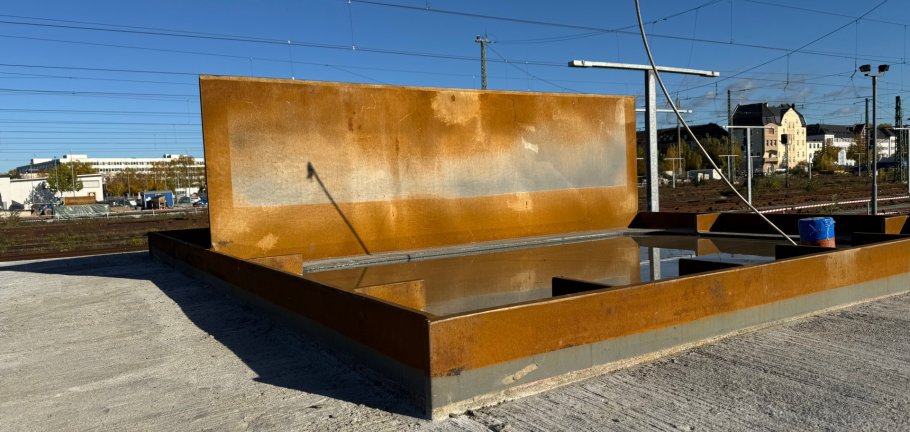 Die Fundamente für die demnächst einzuhebenden V-Pfeiler sind bereits auf beiden Seiten gegossen worden. 