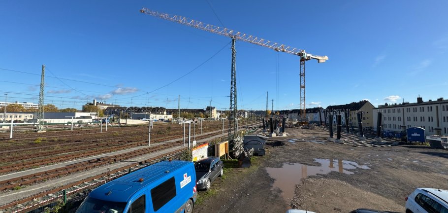 Die Bauarbeiten für die neue Geh- und Radwegbrücke zwischen den beiden Stadtteilen Rauental und Goldgrube liegen im Zeitplan. 