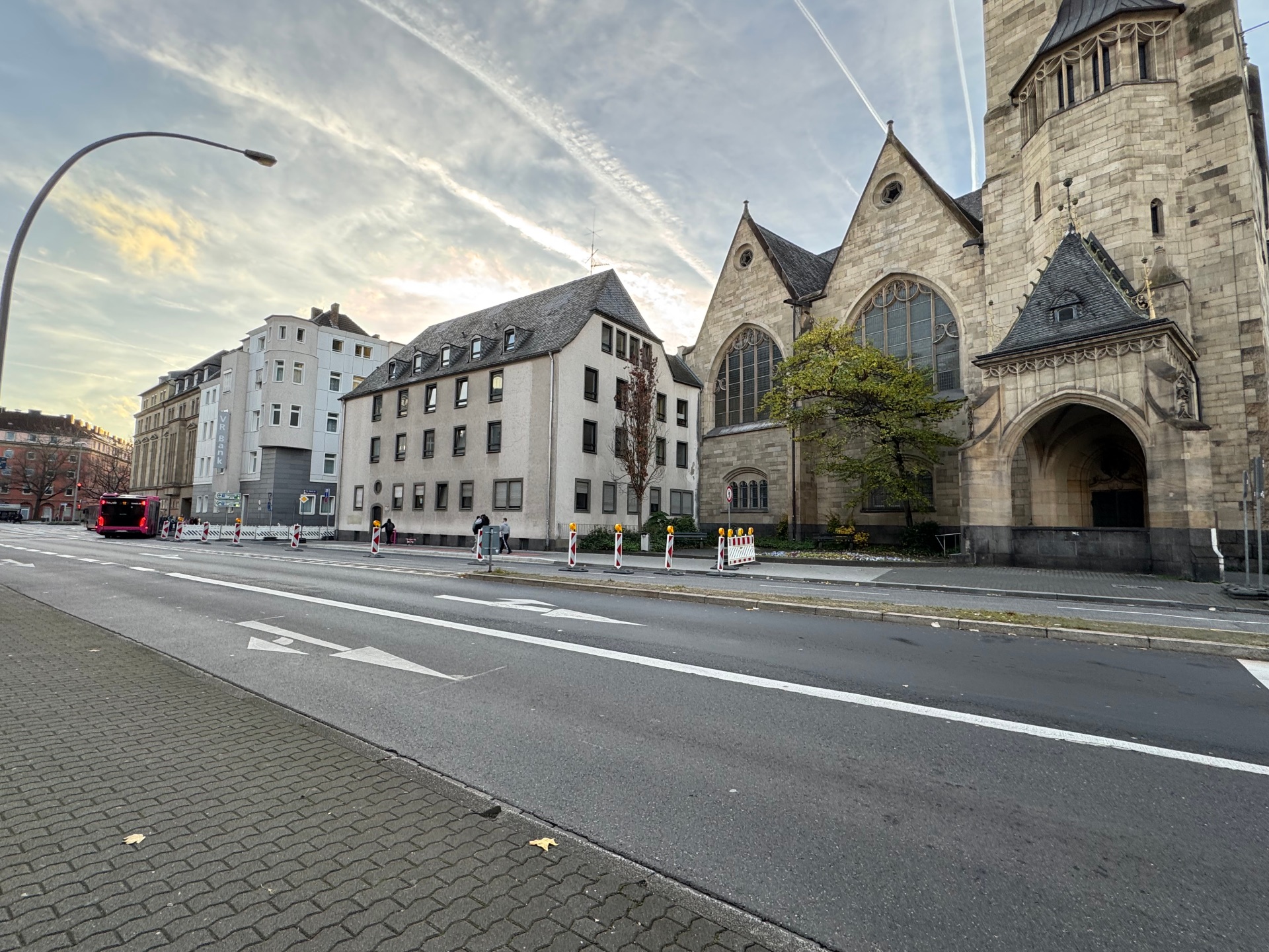 Die rechte Spur der Hohenzollernstraße stadtauswärts ist für den Verkehr gesperrt.