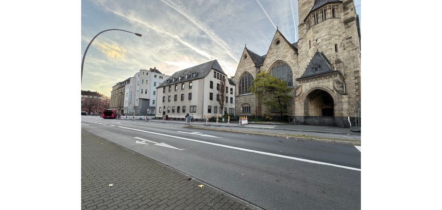 Die rechte Spur der Hohenzollernstraße stadtauswärts ist für den Verkehr gesperrt. Die rechte Spur der Hohenzollernstraße stadtauswärts ist für den Verkehr gesperrt.