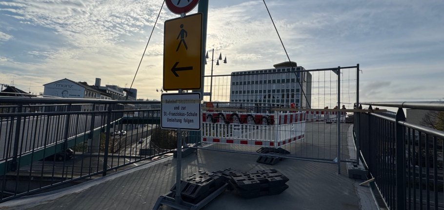 Derzeit wird die Fußgängerbrücke am Moselring instandgesetzt. 