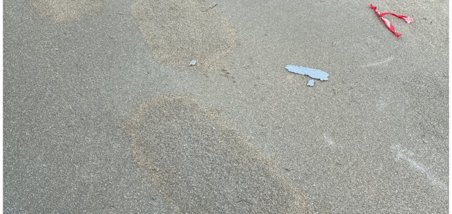 Zufußgehende sind mehrfach durch den abgesperrten Bereich während der Trocknungsphase des Belages gelaufen, weshalb Schäden entstanden sind. 