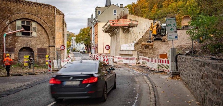 Die Emser Straße muss im Bereich der Brückenstraße aufgrund von notwendigen Arbeiten für die neue Pfaffendorfer Brücke bis in den Dezember hinein gesperrt werden.