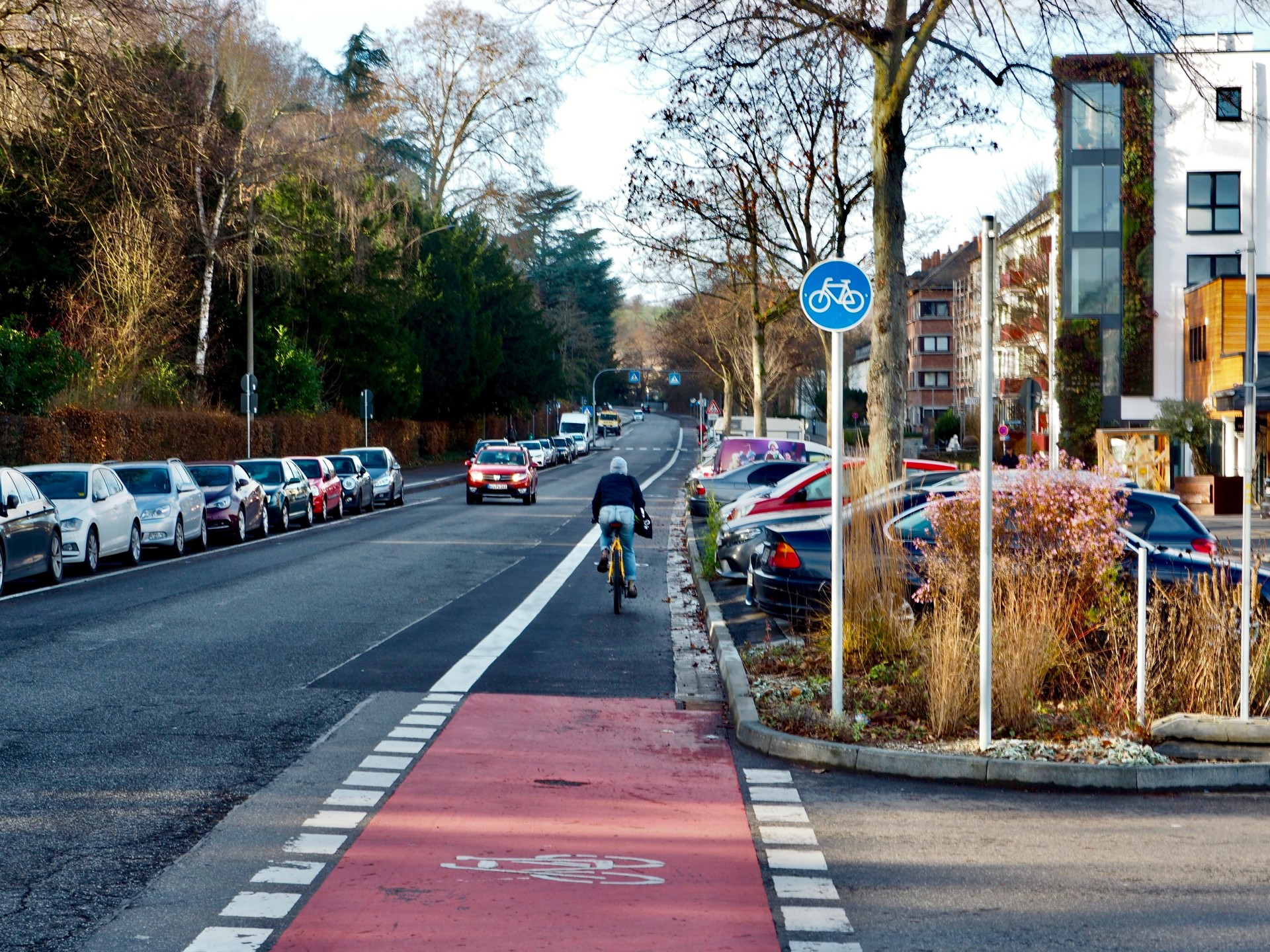 Radfahrstreifen: Als Sonderweg für den Radverkehr ist der Radfahrstreifen durch eine durchgezogene Strichmarkierung von der Kfz-Fahrspur getrennt. Kfz-Verkehr darf den Radfahrstreifen nicht in Längsrichtung befahren.